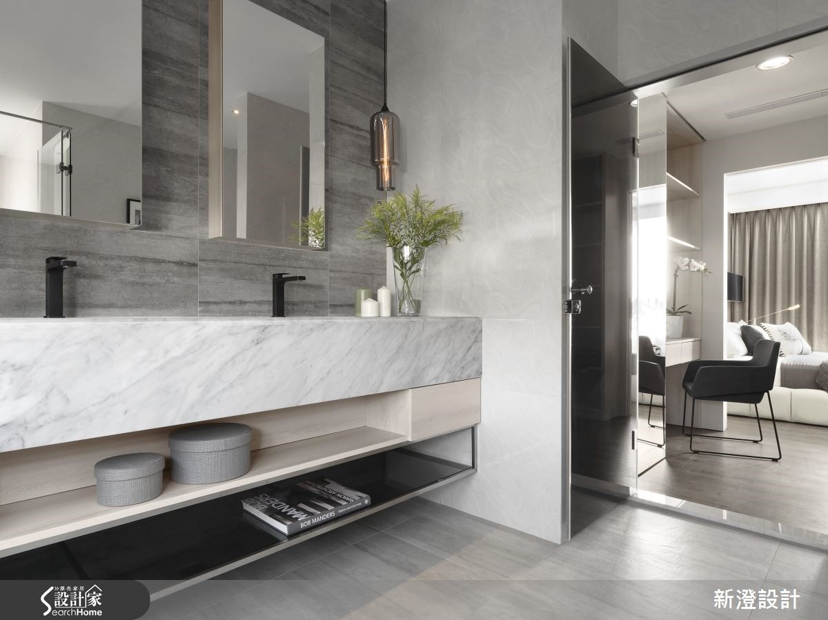 設計師為一家三口的 50 坪的預售屋，利用石材紋理與鏡